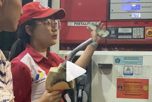 Petugas SPBU Cantik di Blitar Bikin Jantung Bergetar - GenPI.co
