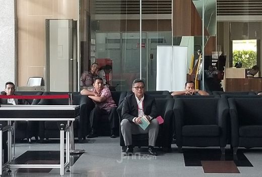Sebelum Diperiksa KPK, Sekjen PDIP Baca Buku Bersampul Biru - GenPI.co