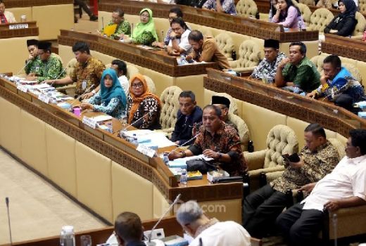 Gaji Honorer K2 Rp 5.000 per Hari, DPR: Enggak Masuk Akal! - GenPI.co