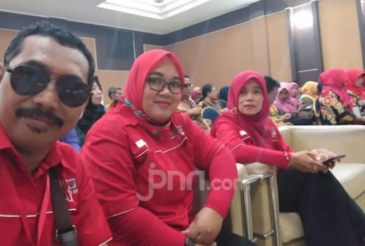 Wow! Meski Terkatung-katung Honorer K2 Mendoakan Bu Mega dan PDIP - GenPI.co