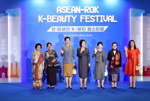 Ibu Negara Kunjungi K-Beauty Festival, Ingin Glowing, Bu? - GenPI.co