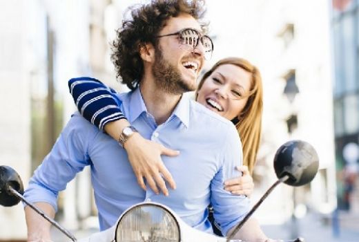Kencan Pakai Motor itu Romantis, Terasa Dunia Milik Berdua   - GenPI.co