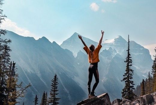 Sepatu Istimewa Ini Bikin Nyaman Wanita Saat Mendaki Gunung - GenPI.co
