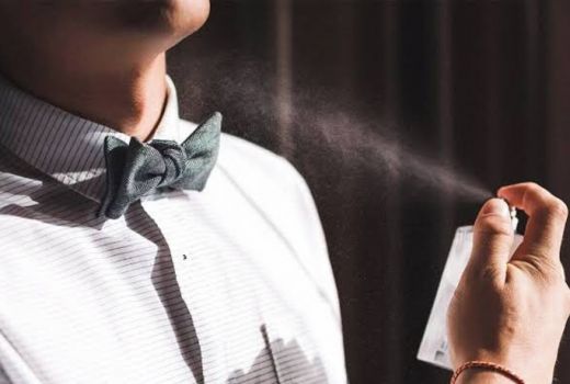 Begini Cara Menyemprotkan Parfum Agar Wangi dan Tahan Lama - GenPI.co