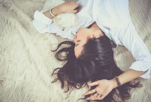 Ketika Wanita Rebahan, Inginnya Memegang Ini... - GenPI.co