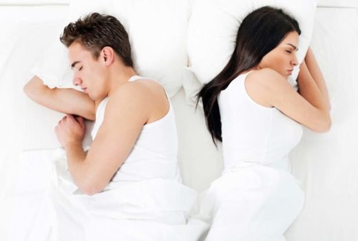 Indikator Selingkuh Bisa Dibaca dari Posisi Tidur - GenPI.co