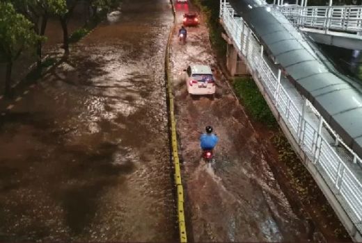 Banjir Jakarta Pagi Ini Parah, 4 Pintu Air Siaga Satu - GenPI.co