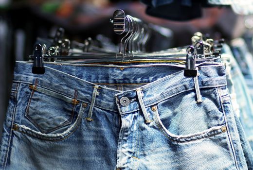 4 Cara Merawat Celana Jeans agar Awet - GenPI.co