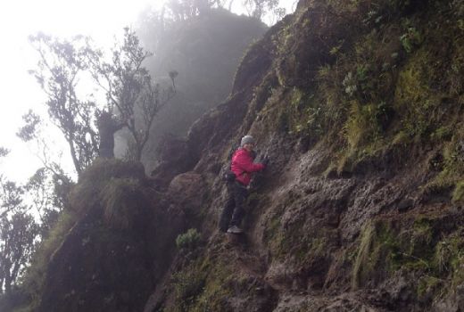 Jembatan Setan, Tempat Bermain Makhluk Gaib di Gunung Merbabu - GenPI.co
