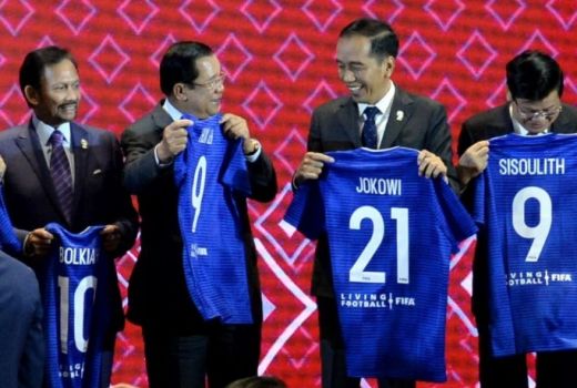 Paling Beda, Jokowi Dapat Jersey Nomor 21 dari FIFA - GenPI.co