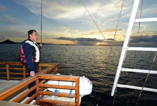Luar Biasa... Pak Jokowi Pamer Labuan Bajo dari Kapal Pinisi - GenPI.co