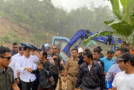 Lagi Kunjungan Bencana Banjir, Pak Jokowi Basah Kuyup Kehujanan - GenPI.co
