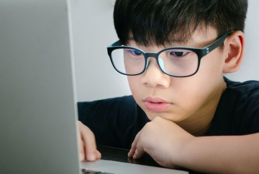 Kacamata Blue Light Efektif Lindungi Mata Anak? Ini Kata Dokter - GenPI.co