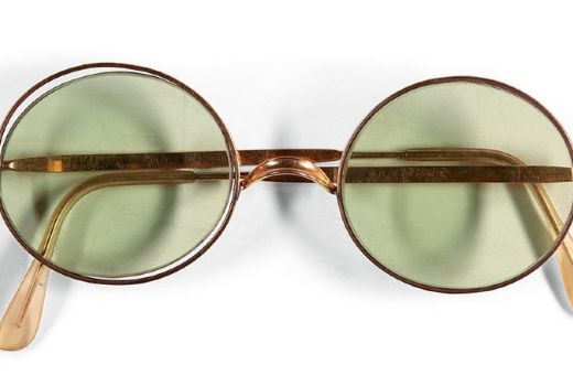 Kacamata John Lennon Terjual - GenPI.co