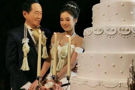 Kakek Ini Nikahi Remaja Cantik 20 Tahun, Maharnya Rp 9 Miliar - GenPI.co