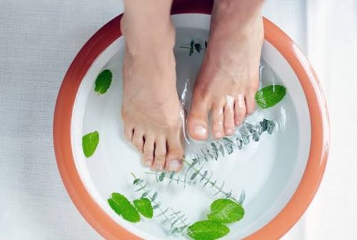 Selain Jahe dan Kunyit, Air Garam Juga Membantu Menyehatkan Kaki - GenPI.co