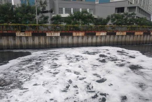 Ada ‘Salju’ di Kali BKT, Ini Bisa Berbahaya loh - GenPI.co