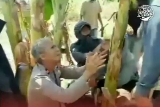 Demi Selamatkan Nyawa, Kapolsek di Pinrang Rela Bersimpuh - GenPI.co