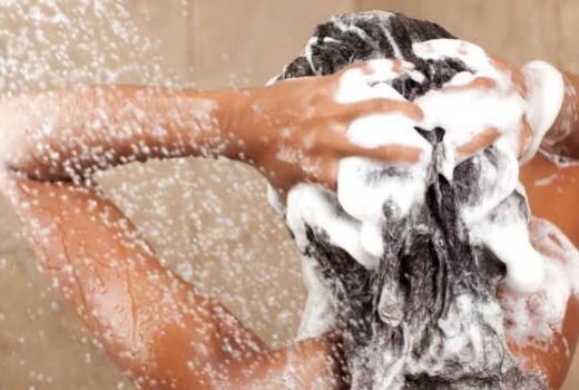 Ketahui Waktu Keramas Terbaik untuk Setiap Jenis Rambut - GenPI.co