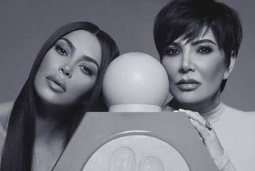 Kim Kardashian Bersama Sang Ibu Bakal Rilis Parfum KKW X Kris - GenPI.co