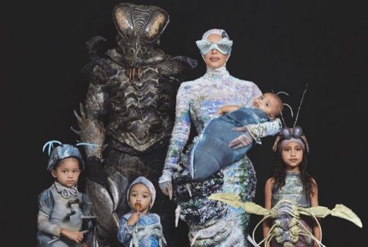 Kim Kardashian West Bikin Geger Netizen dengan Kostum Menyeramkan - GenPI.co