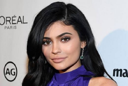 Uh, Seksinya Bibir Kylie Jenner Tanpa Filler - GenPI.co
