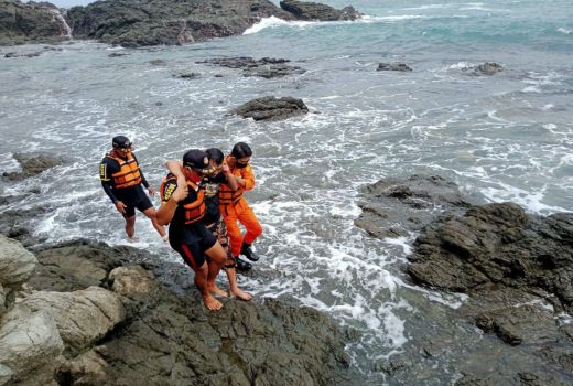 Berdiri di Batu Karang, Pria di Yogya Terseret Ombak Pantai - GenPI.co