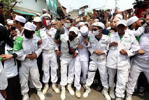 Polisi Siap Bongkar Habib Rizieq, Laskar FPI Bikin Benteng - GenPI.co