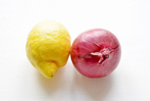 Bawang Merah dan Lemon Ampuh Singkirkan Bintik Hitam pada Wajah - GenPI.co