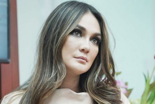 Luna Maya Happy Banget, Bergoyang dan Peluk Mesra Pengusaha Ini - GenPI.co