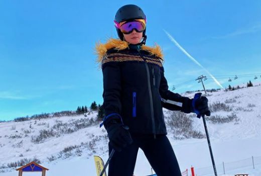 Luna Maya Main Ski Difotoin Ryochin, So Sweet Banget - GenPI.co