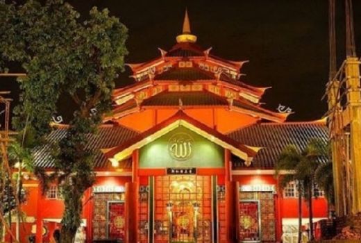 Masjid Cheng Hoo Surabaya Berhias Relief Naga dan Patung Singa - GenPI.co