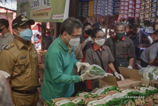 Mendag Agus: 24 Ton Gula Pasir Per Hari Dikirim ke Semua Provinsi - GenPI.co