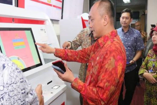 Inovasi Staf Pak Tito Keren, Cetak e-KTP Bak Ambil Uang di ATM - GenPI.co