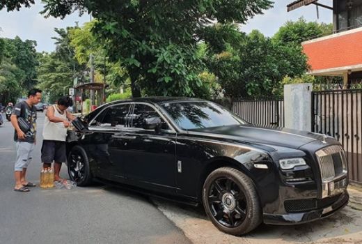 Mobil Mewah Raffi Ahmad Diisi Bensin Eceran... - GenPI.co