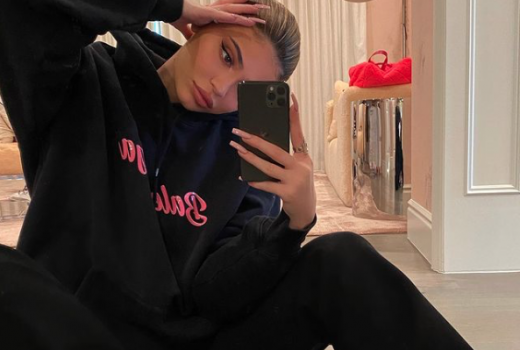 Intip Gaya Modis Kylie Jenner dengan Hoodie, Bisa Ditiru Nih! - GenPI.co
