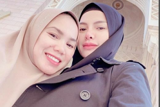 Meski Mulutnya Bar-Bar, Nikita Mirzani Rajin Ajarkan Anak Mengaji - GenPI.co