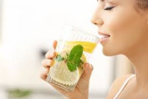 Cuaca Tak Bersahabat, Minum Infused Water Bikin Sehat - GenPI.co