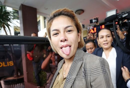 6 Ukhti Bercadar Datangi Rumah Nikita Mirzani, Nyai: Kasihan Amat - GenPI.co