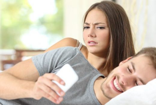 Kenali Tanda Micro Cheating, Selingkuh Diam-diam yang Menusuk - GenPI.co