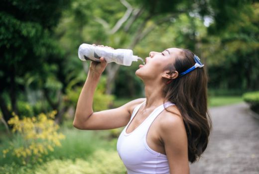 Jangan Sering Minum Sambil Berdiri, Penyakit Mematikan Mengintai - GenPI.co