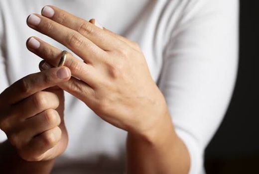 Bukan Harta, Ini Penyebab Sering Kandasnya Hubungan Pernikahan - GenPI.co