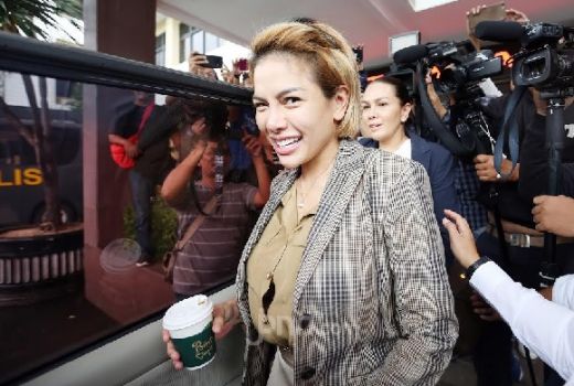 Banyak Berdoa... Hari Ini Nikita Mirzani Duduk di Kursi Terdakwa - GenPI.co