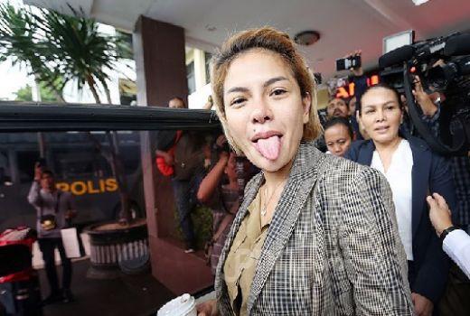 Meski Nikita Mirzani Jadi Terdakwa, Duda Wajah Bule Ini Terpesona - GenPI.co