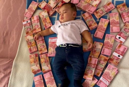 Tajir, Nikita Mirzani Jadikan Duit Buat Alas Tidur Anaknya - GenPI.co