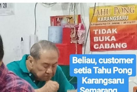 Orang Terkaya di Indonesia, Santai Banget Makan Tahu di Warung - GenPI.co