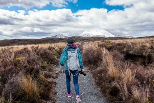 Girls, Ini Outfit Tren Saat Mendaki Gunung di New Normal - GenPI.co