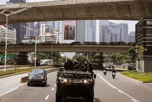 Heboh! Wanita Baju Kotak-Kotak Naik Panser TNI di Markas FPI - GenPI.co
