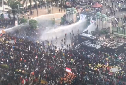 DPR Mulai Rusuh! Mahasiswa Diserbu Water Cannon dan Gas Air Mata - GenPI.co