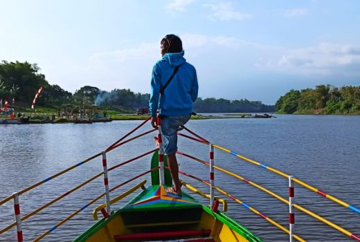 Wisata Perahu Sumberpitu, Menjelajahi Cantiknya Bengawan Solo - GenPI.co